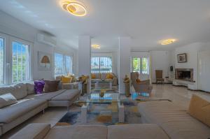 Marbella Villa - 16 Persons -