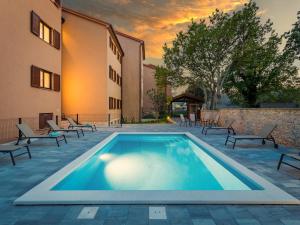 Apartment with shared swimming pool