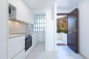 Apartment Facing the Sea and Marina