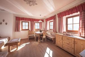 Kofler zw den Wänden Apt Alpenrose