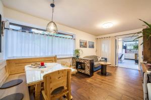 Holzers Apartment