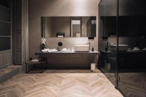 Superior One-Bedroom Apartment with Balcony room in Palacio Salvetti Suites