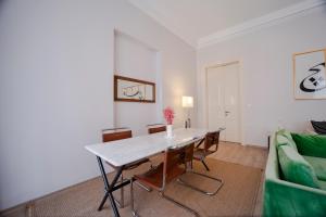 Three-Bedroom Family Suite in Managed Aparthotel - Central Location with Two Bathrooms