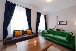 Three-Bedroom Family Suite in Managed Aparthotel - Central Location with Two Bathrooms