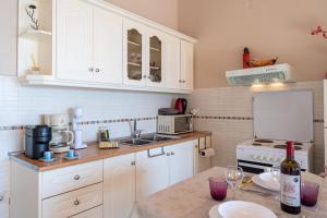Dorothea Apartment in Chlomos