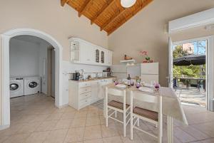 Dorothea Apartment in Chlomos