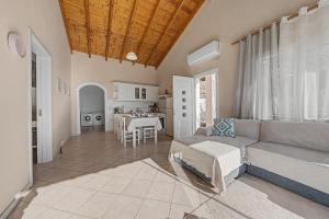 Dorothea Apartment in Chlomos