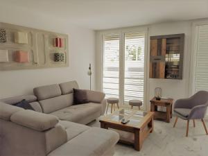 Adosado a un paso del mar 1681