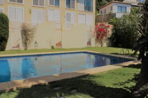 Adosado a un paso del mar 1681