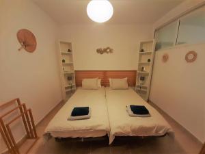 Adosado a un paso del mar 1681