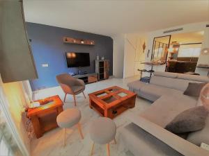 Adosado a un paso del mar 1681