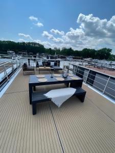 Stilvolles Hausboot Enjoy Woma D13