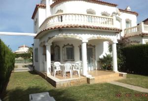 Lovely villa in family resort