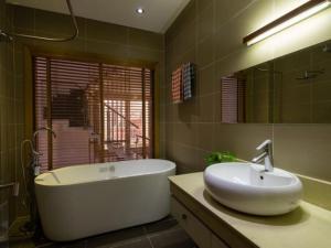 Erik Private Room With Balcony