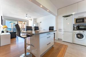 2 Bed 1 Bath Very Bright Apt