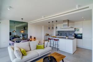 Modern 3B with Spa and Gym