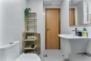 Modern 1BR with Marina Views, Pool, Gym, Near Beach