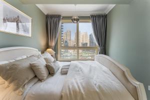 Modern 1BR with Marina Views, Pool, Gym, Near Beach