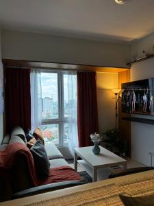 Cozy 2BR City View Condo- Work & Family in Metro