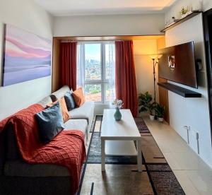 Cozy 2BR City View Condo- Work & Family in Metro