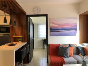 Cozy 2BR City View Condo- Work & Family in Metro