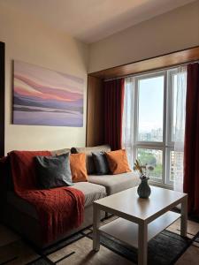 Cozy 2BR City View Condo- Work & Family in Metro