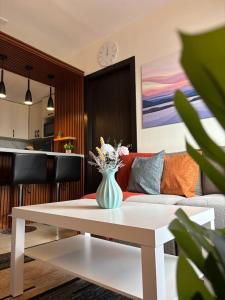 Cozy 2BR City View Condo- Work & Family in Metro