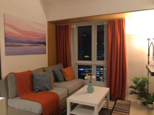 Cozy 2BR City View Condo- Work & Family in Metro
