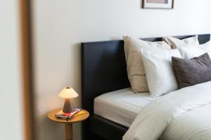 Private Rooms in Shared 7BR Aprt, with WiFi near City Center