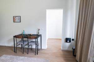 Private Rooms in Shared 7BR Aprt, with WiFi near City Center