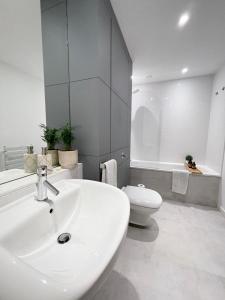 Private room and bathroom in shared flat with parking