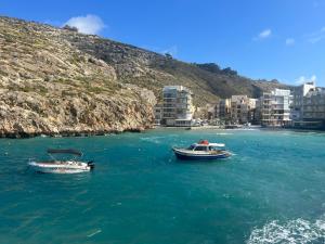 Arzella Apartments Xlendi, Premium 2BR, Bus Stop & Market Opposite