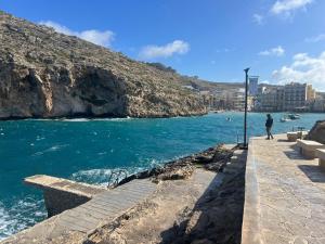 Arzella Apartments Xlendi, Premium 2BR, Bus Stop & Market Opposite