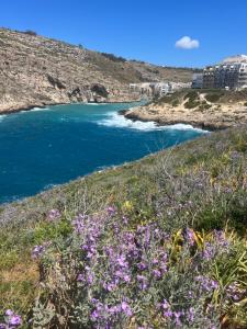 Arzella Apartments Xlendi, Premium 2BR, Bus Stop & Market Opposite