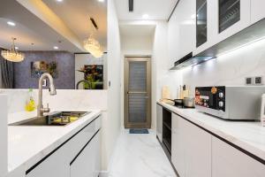 The Peak Midtown Premium Apartment