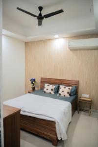 Iraaya Stays - Premium 2BHK - Close to Premanand Maharaj ji Route