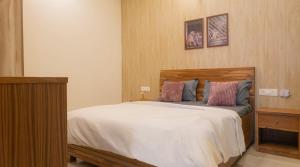 Iraaya Stays - Premium 2BHK - Close to Premanand Maharaj ji Route
