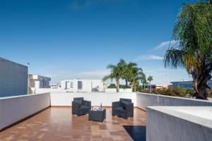 Coastal Chic Rooftop Vista Mare