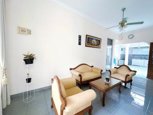 Large 4BR White House in Bogor near Botanic Garden & Toll
