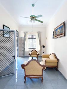 Large 4BR White House in Bogor near Botanic Garden & Toll