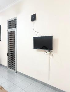 Large 4BR White House in Bogor near Botanic Garden & Toll