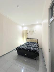 Large 4BR White House in Bogor near Botanic Garden & Toll