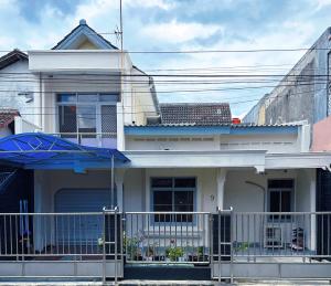 Large 4BR White House in Bogor near Botanic Garden & Toll