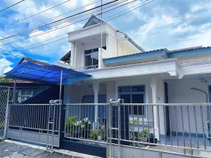 Large 4BR White House in Bogor near Botanic Garden & Toll