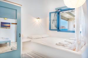 Beachfront Lampis Dolphin 1