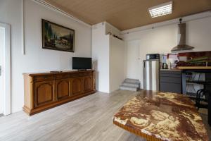 Apartment 19