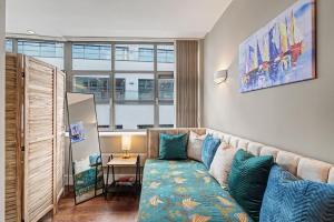 Stunning City Apt with 2 Bathrooms