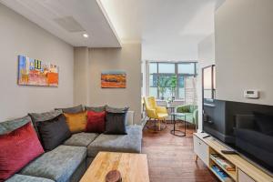 Stunning City Apt with 2 Bathrooms