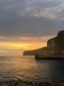 Arzella Apartments Xlendi, Premium 2BR, Bus Stop & Market Opposite