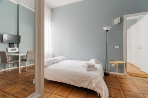 GuestHost - Chic Flat Steps from Duomo